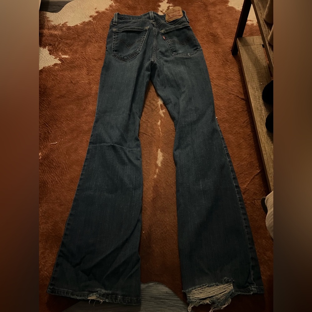 Levi’s women’s size 26 flare jeans!! stretchy - Picture 3 of 7